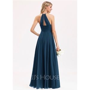 Dance the night away looking fabulous in this gorgeous A-line style dress.